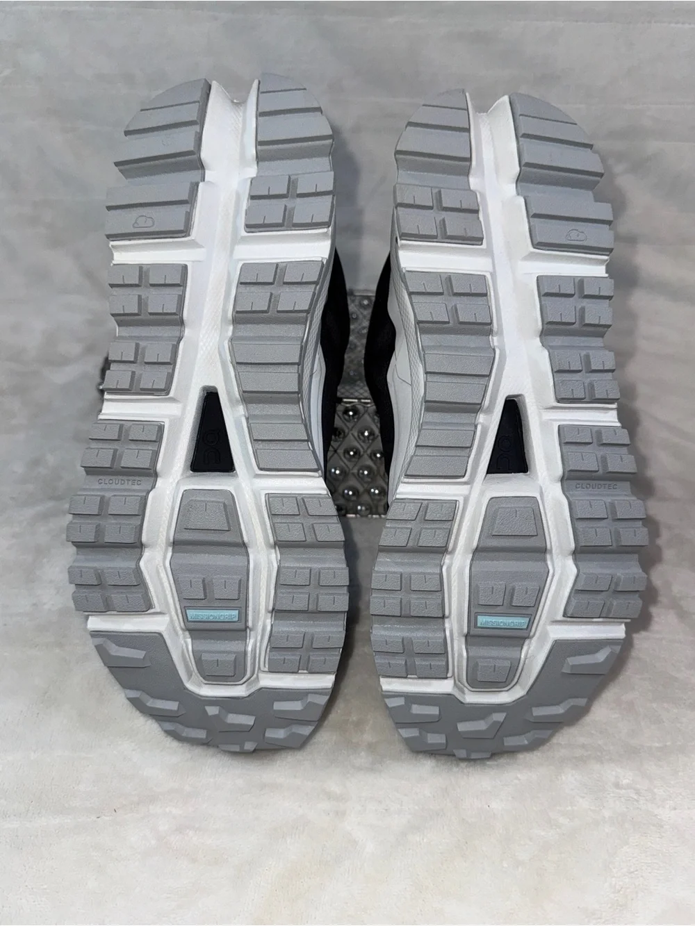 On Clouds hero Mid Waterproof Black White Sz Youth 5/Women 6.5 3YD30020299 🖤🤍